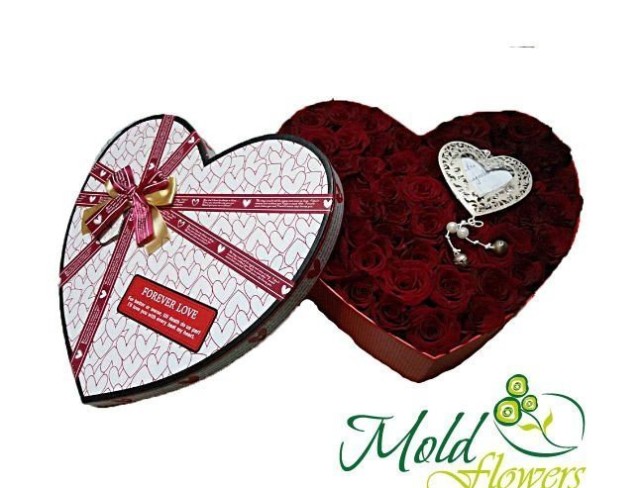 Heart box with red roses photo